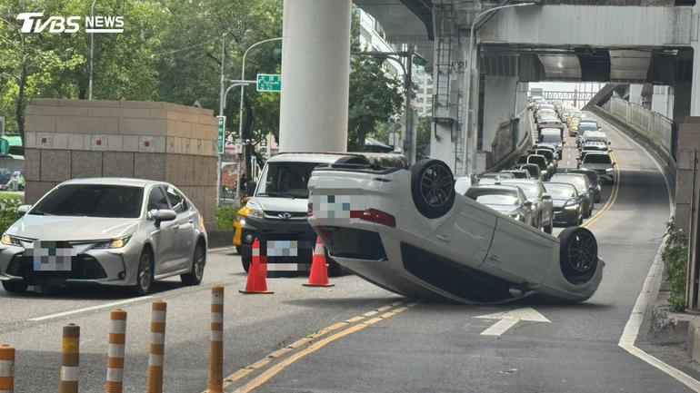 台北市市民高架匝道驚見汽車四輪朝天！駕駛恍神撞分隔島翻車