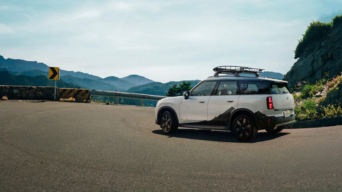 特仕版外觀以Nanuq White極地白車色搭配Black Roof黑色車頂，營造鮮明的雙色視覺效果。（圖／MINI提供）