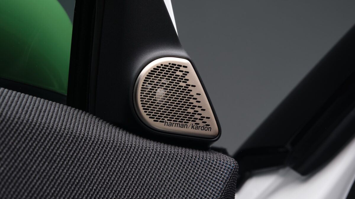 Green Peak特仕版標準搭載HUD抬頭顯示器、Harman/Kardon高傳真音響系統。（圖／MINI提供）